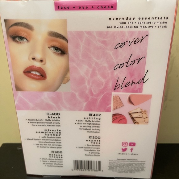 Real Techniques Everyday Essentials Set - Picture 3 of 3